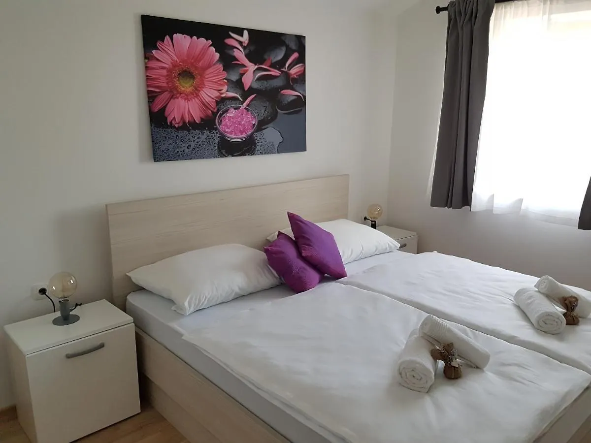 בית הארחה פונאנט Apartments Kiara קרואטיה