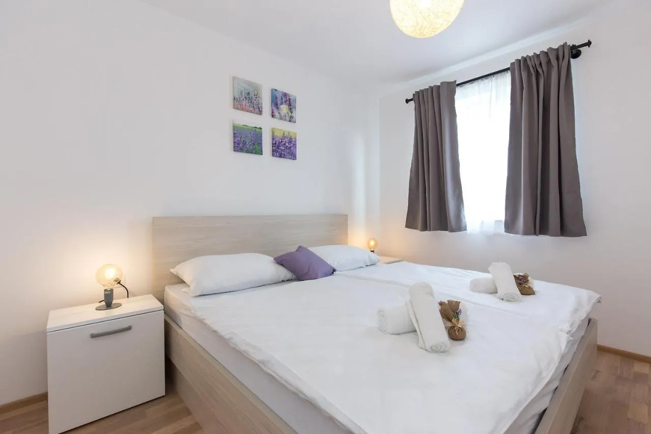 פונאנט Apartments Kiara 0*,
