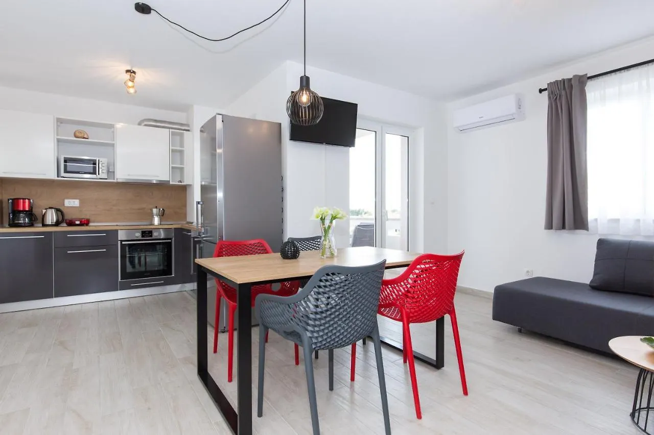 פונאנט Apartments Kiara 0*,